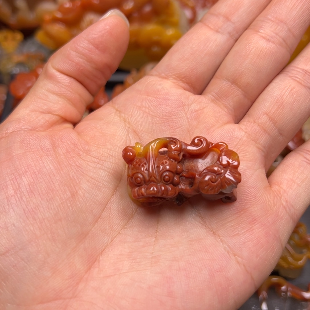 未镶嵌石英质玉（黄龙玉）颈饰