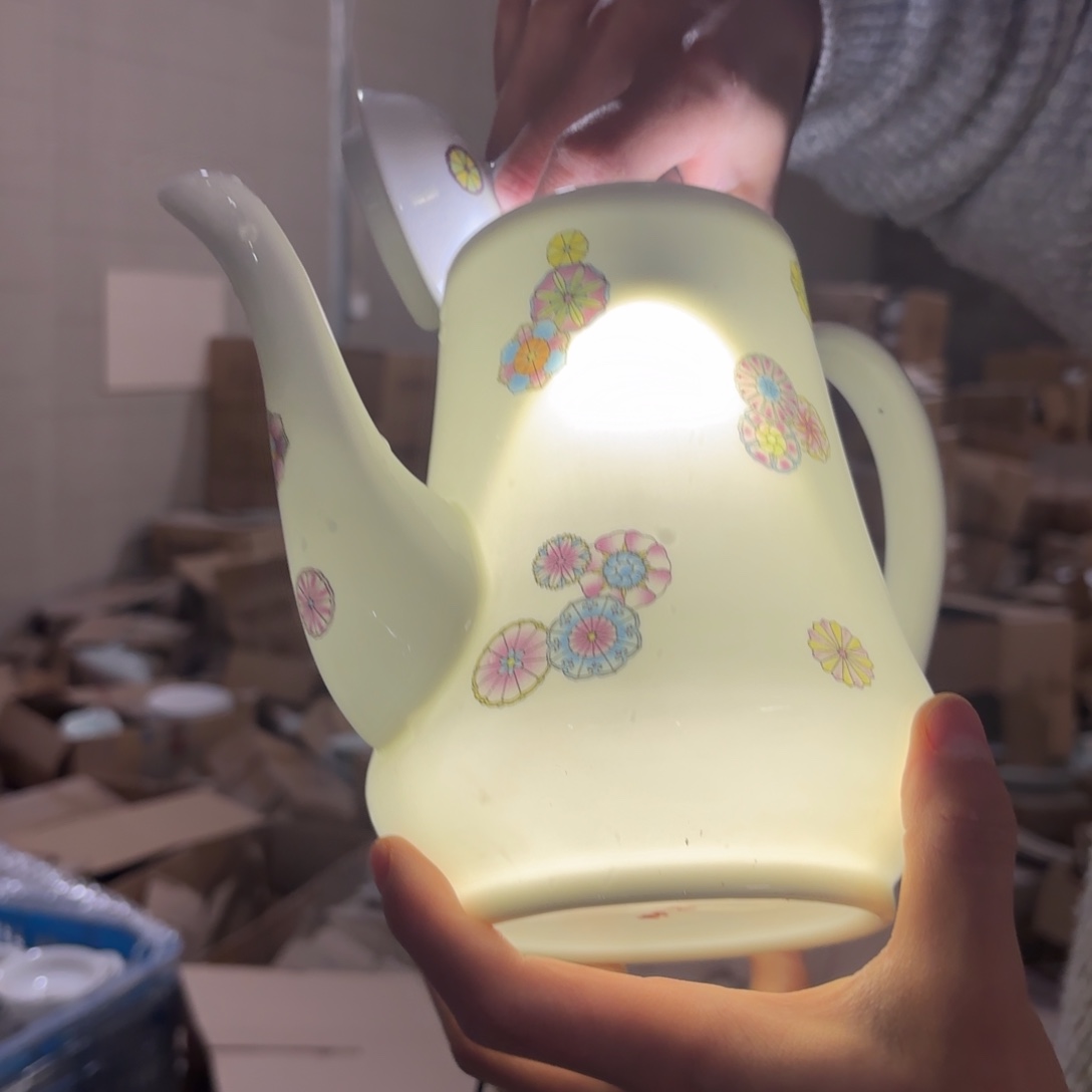 陶瓷高白泥皮球花大壶1只微瑕