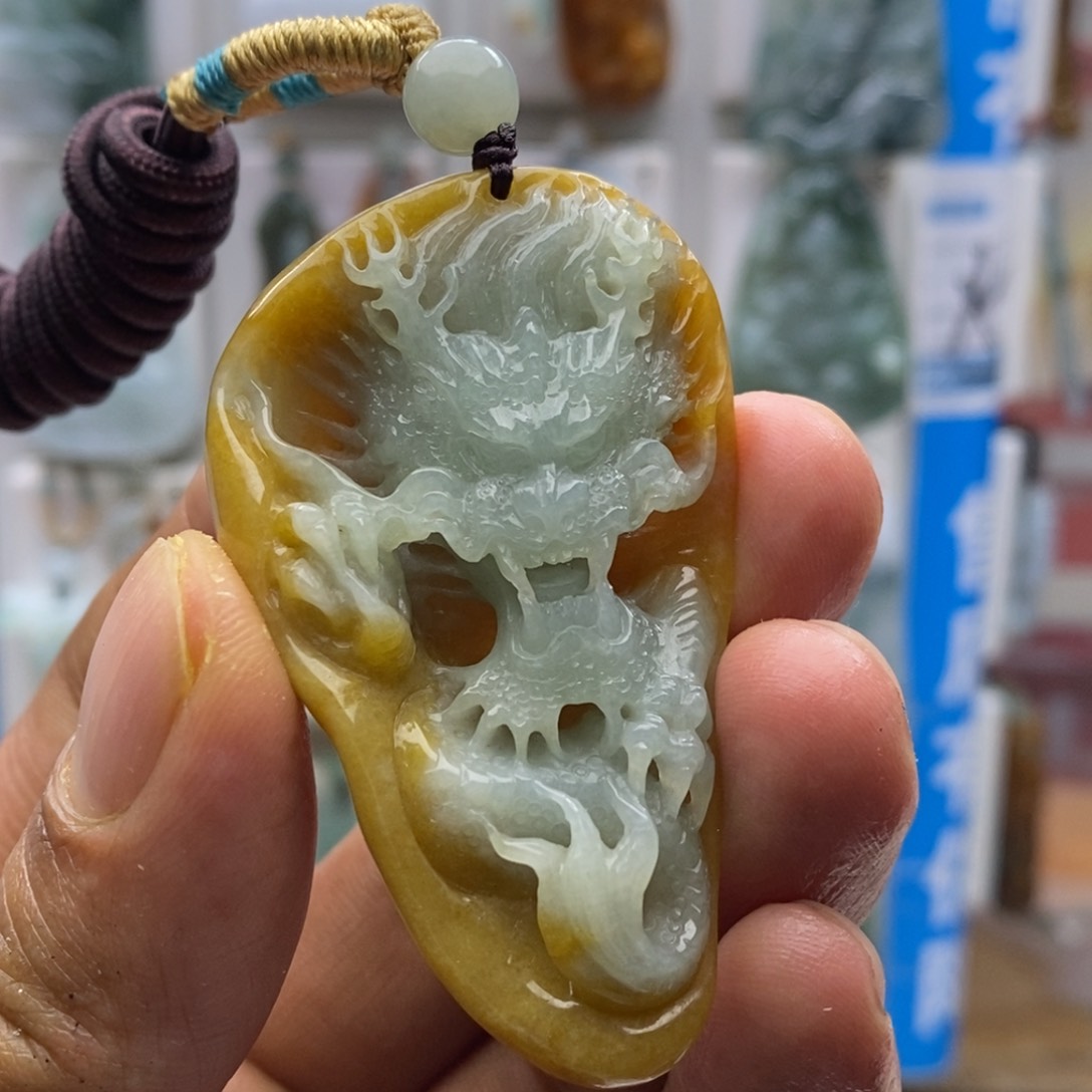 翡翠颈饰未镶嵌迷****人龙