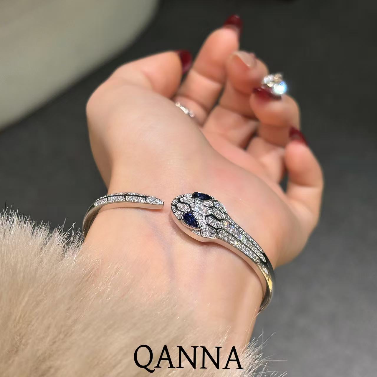 QANNA【豪华蓝色蛇头】【灵蛇设计款】欧美风时尚奢华钻石手镯AY
