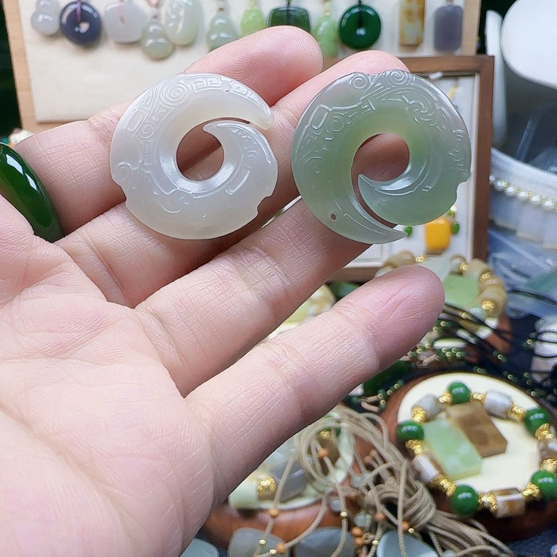 向***行和田玉未镶嵌吊坠(不含链)有包容