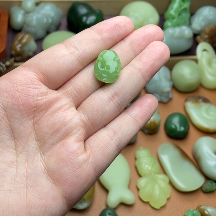 【闪购商品】颈饰未镶嵌和田玉灵**草碧玉太湖石