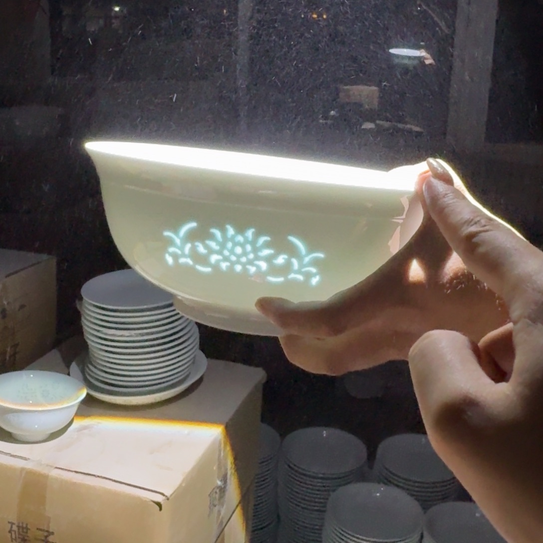 景德镇微瑕9英寸汤碗一个青色无底款