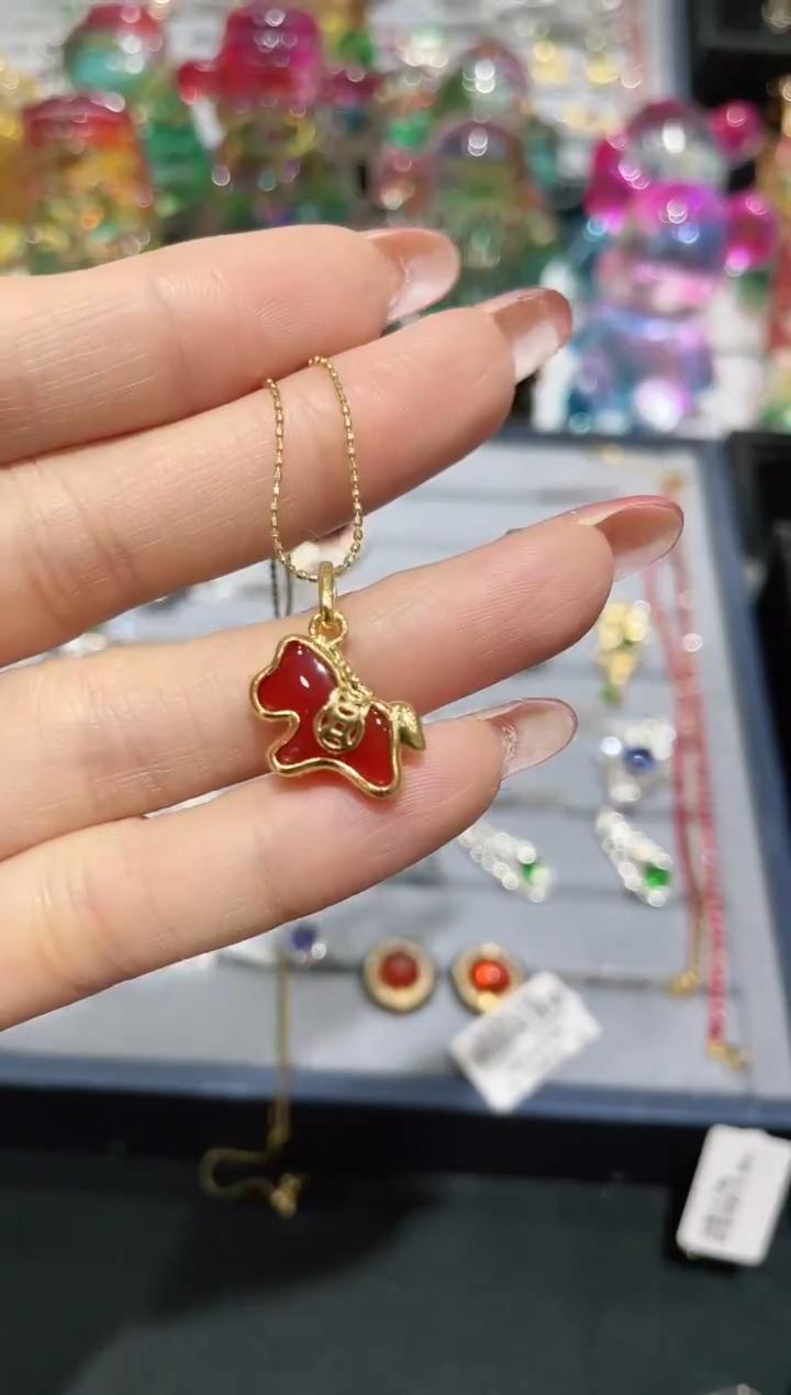 18K金镶嵌玛瑙/玉髓吊坠 小马款