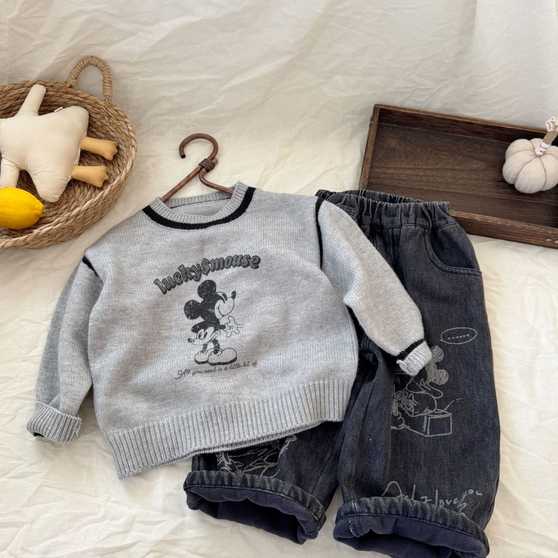 2025新款男童毛衣儿童秋冬装圆领字母印花针织衫女宝宝米奇打底衫