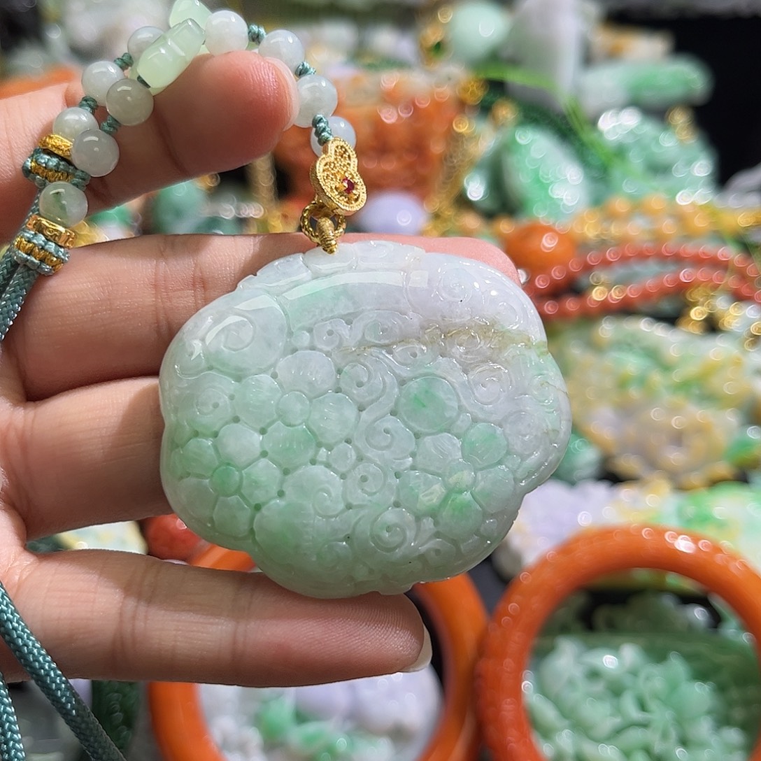 翡翠未镶嵌颈饰待编织