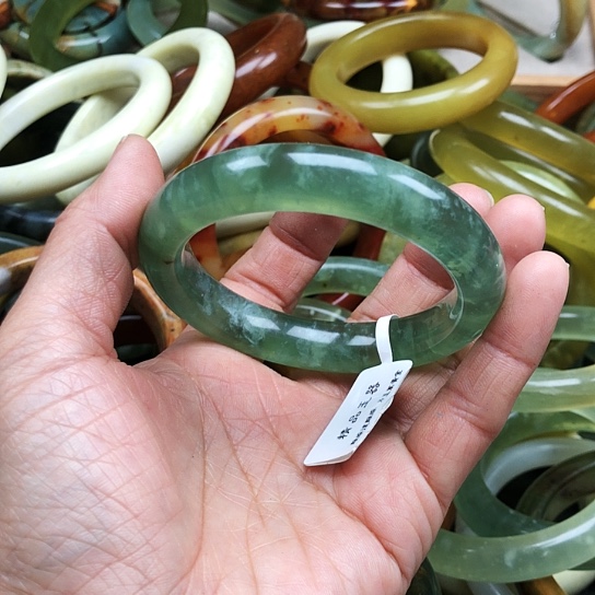蛇纹石玉手镯未镶嵌放**切