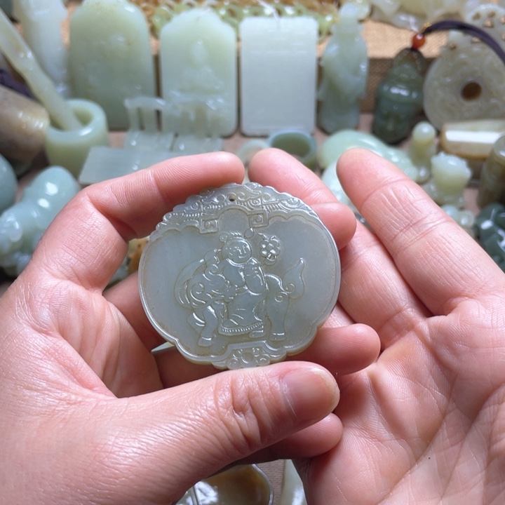 和田玉未镶嵌颈饰明****糕