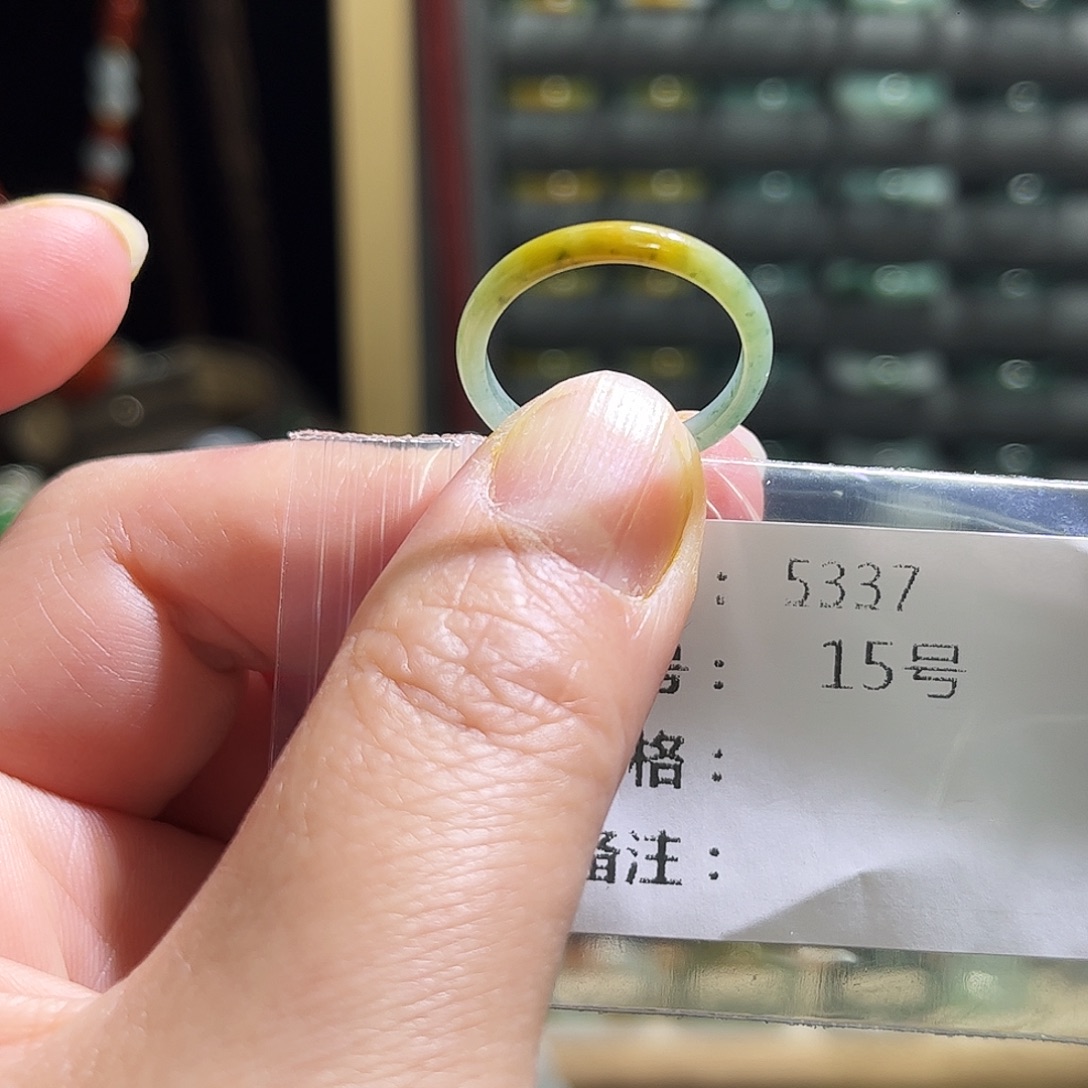 翡翠未镶嵌戒指5337。   