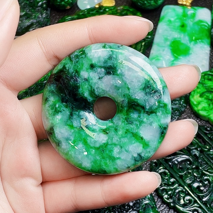 翡翠未镶嵌颈饰多样性