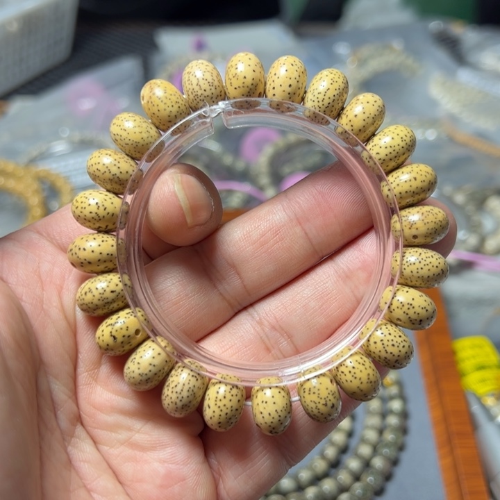 星月菩提手串鸡油黄13左右单圈