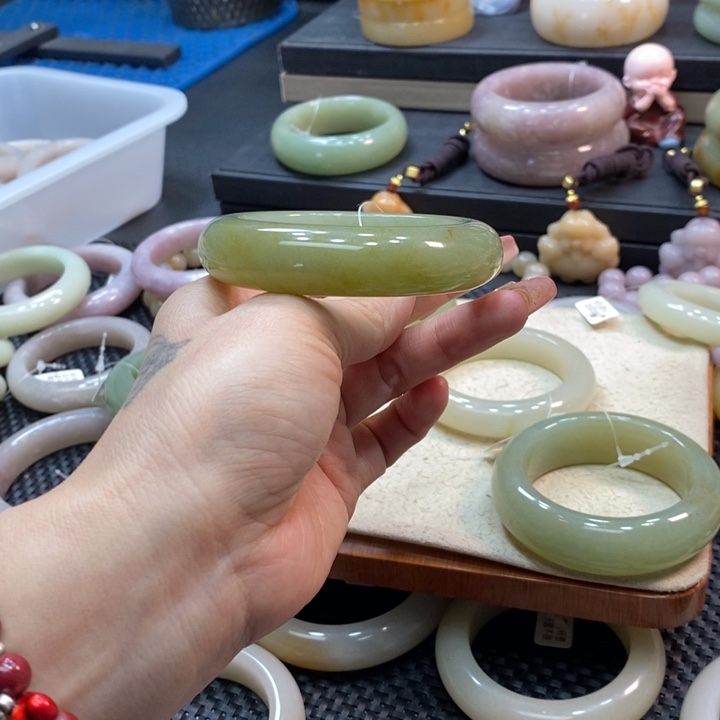 未镶嵌手镯石英岩玉