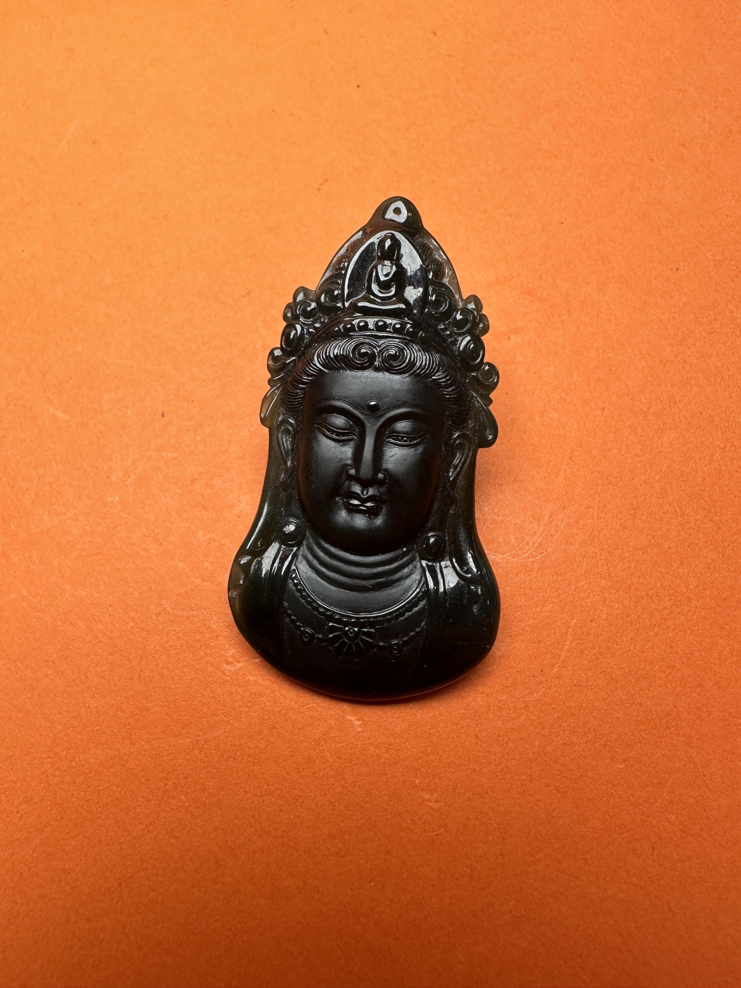 墨翠观音首，黑油亮透俱全