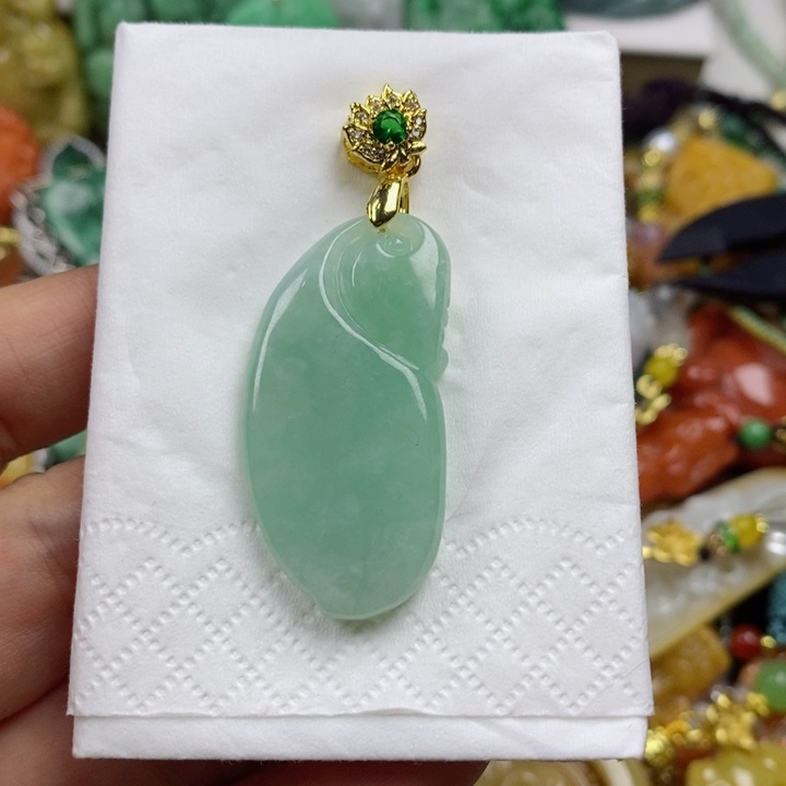 翡翠吊坠(赠链)未镶嵌