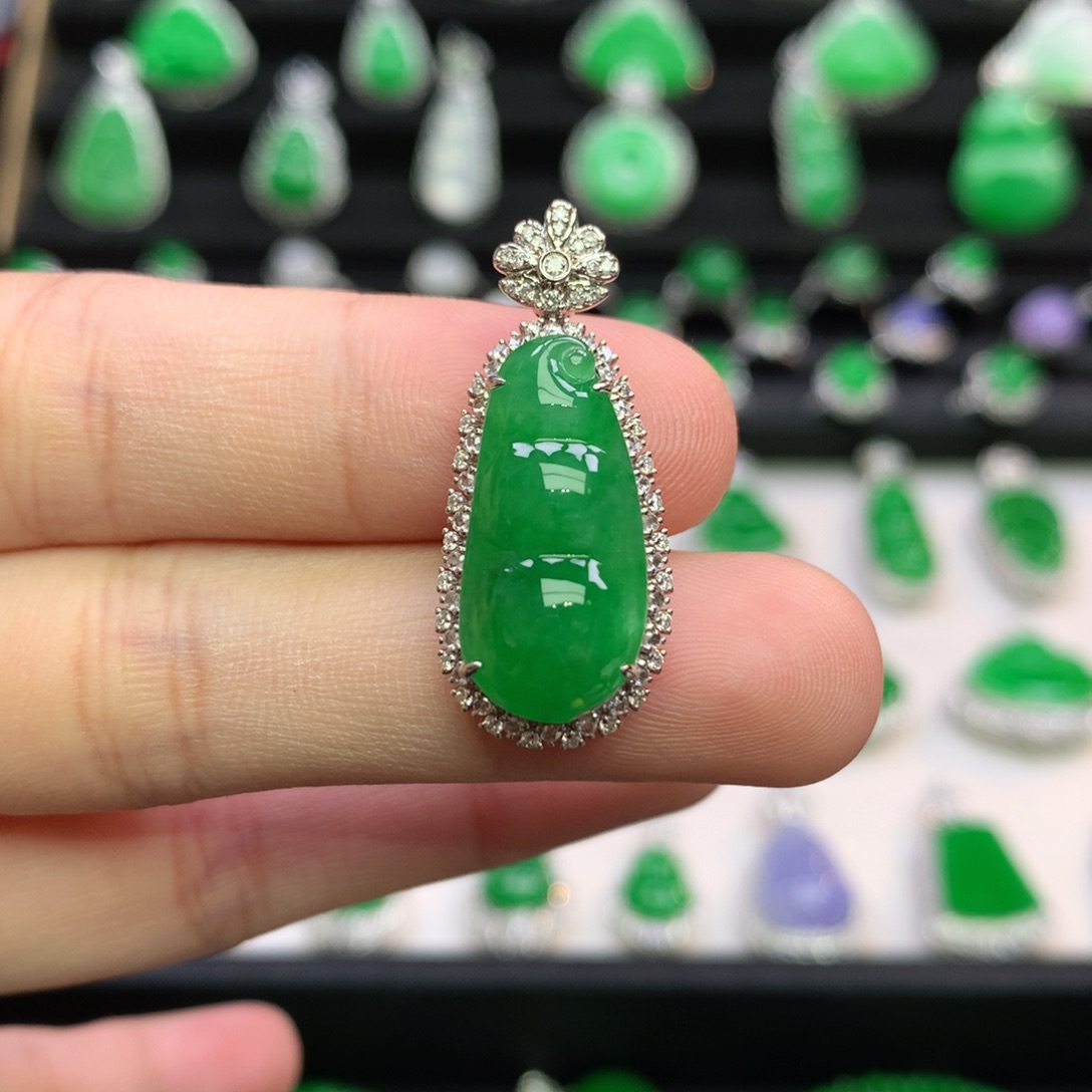 翡翠18K金镶嵌颈饰