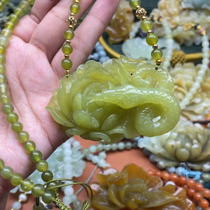 蛇纹石玉吊坠合金