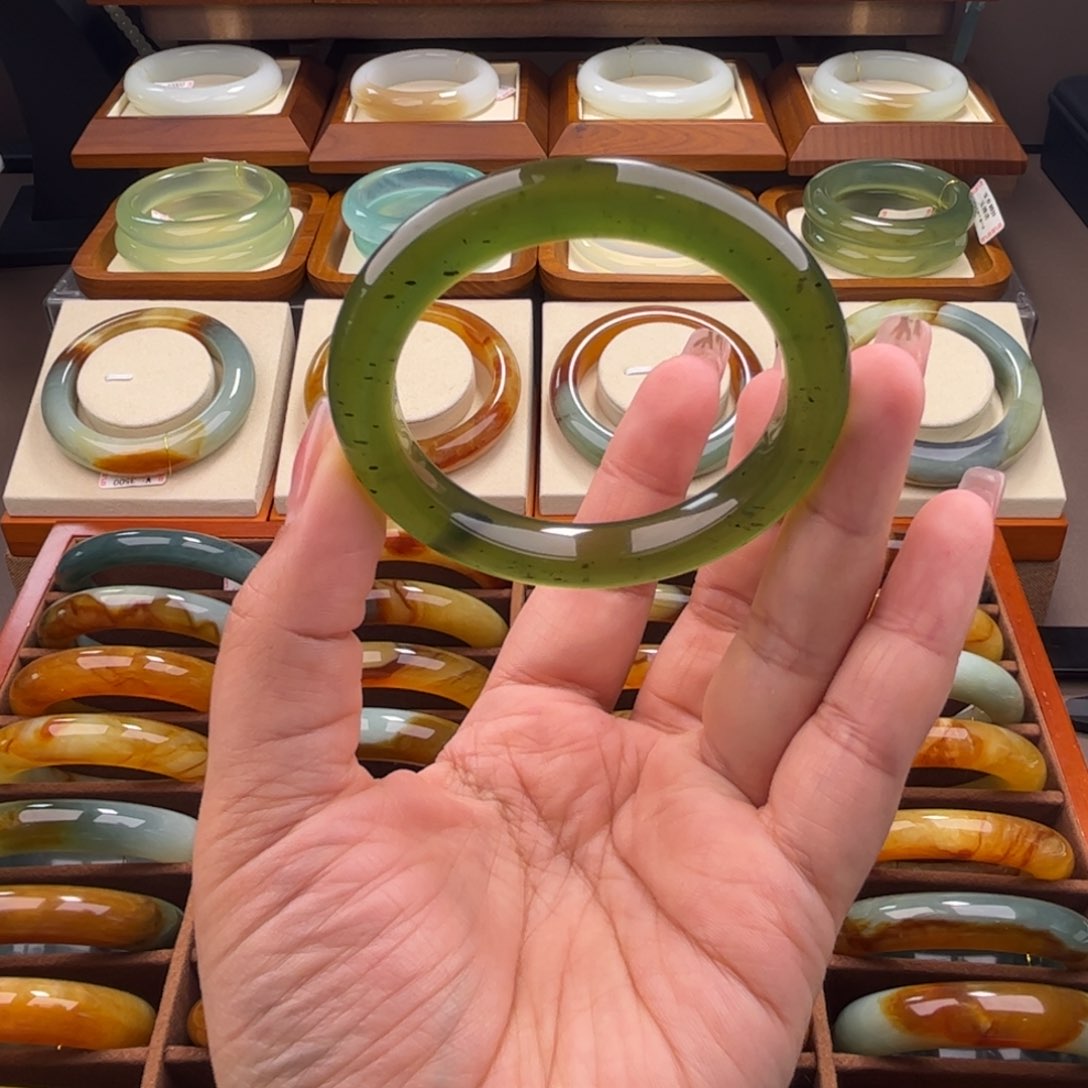 蛇纹石玉手镯未镶嵌