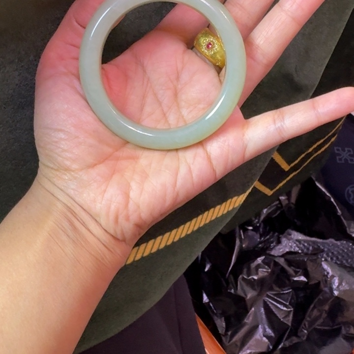 花***猫和田玉（糖玉）未镶嵌手镯