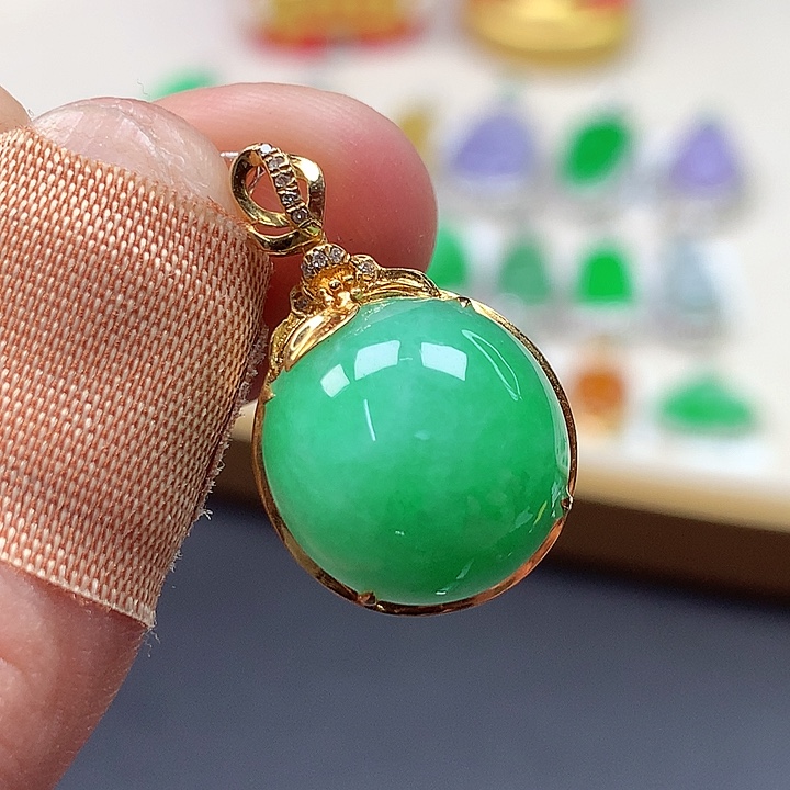 翡翠18K金镶嵌颈饰