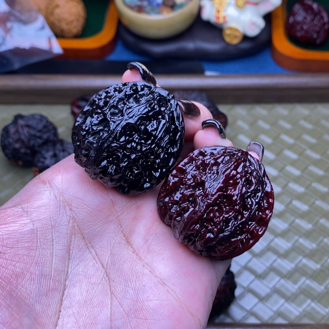 文玩核桃吊坠鸳鸯色白狮子