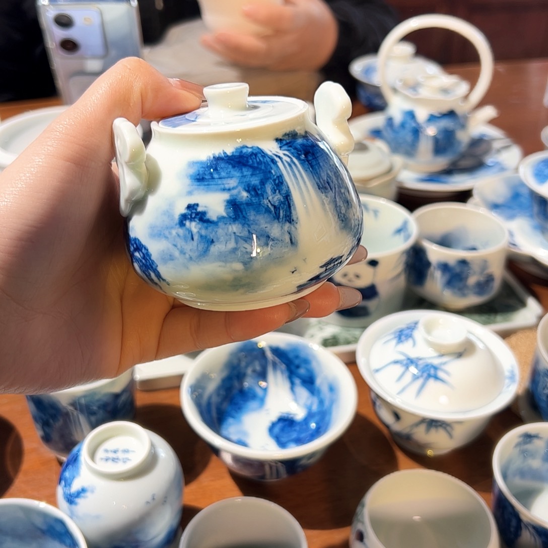 杯伍****)青花手绘山水壶