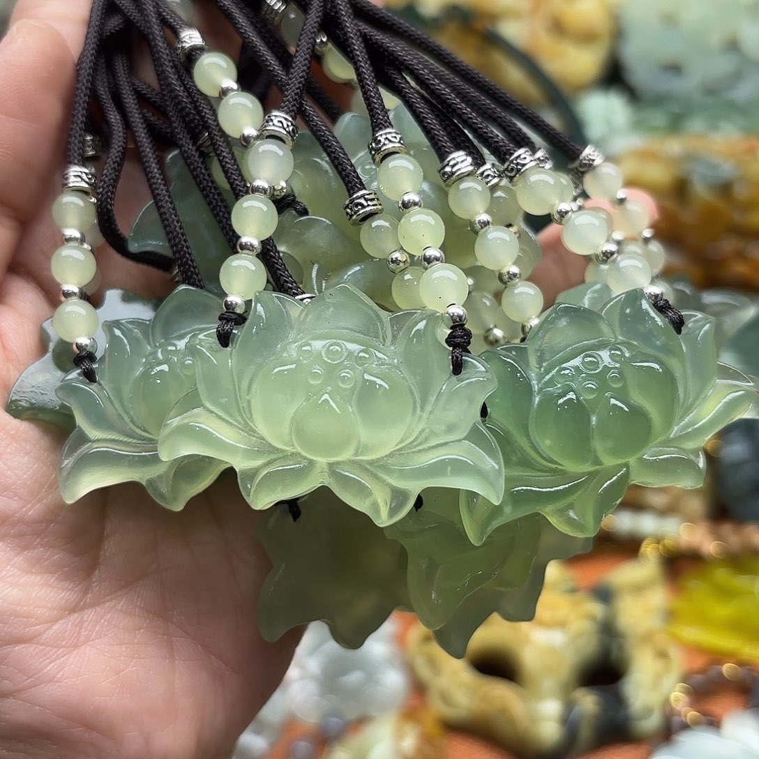 蛇纹石玉未镶嵌颈饰