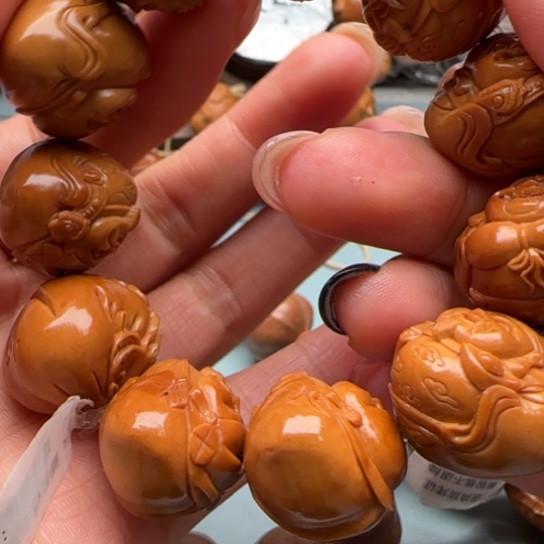 努***奇桃核吊坠橄榄雕工艺品