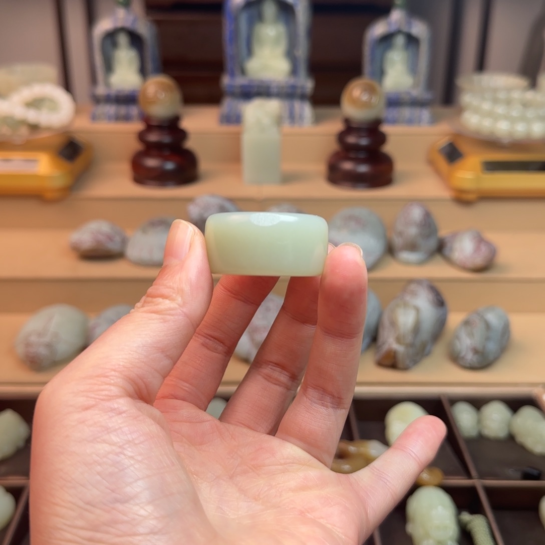 和田玉颈饰未镶嵌且末22圈口