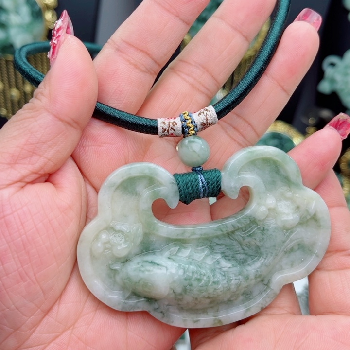 透闪石-蛇纹石玉未镶嵌颈饰