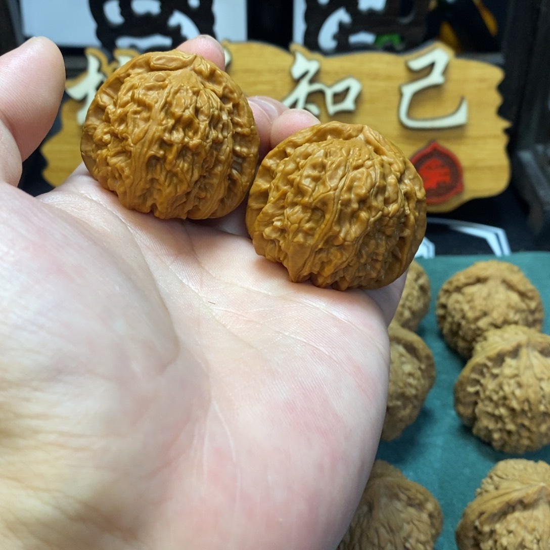文玩核桃吊坠三角白40