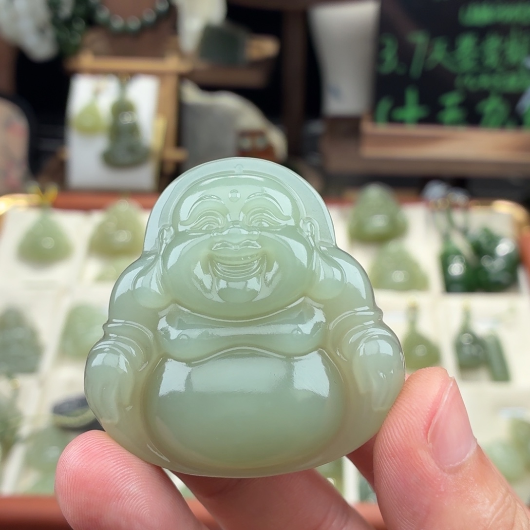 青***儿颈饰未镶嵌和田玉