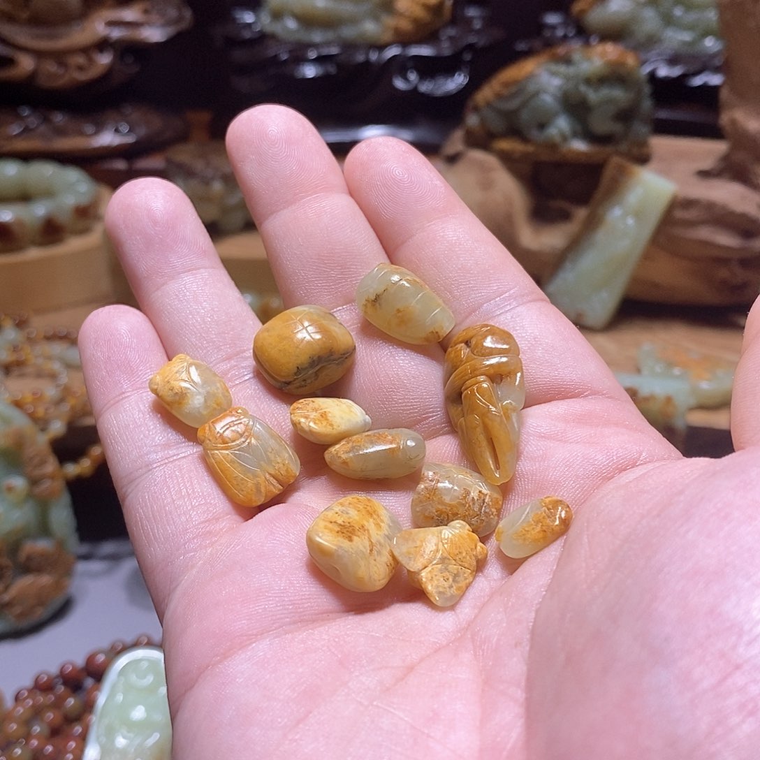 岫岩河磨玉（透闪石质玉）珠宝奇石未镶嵌烟****饰