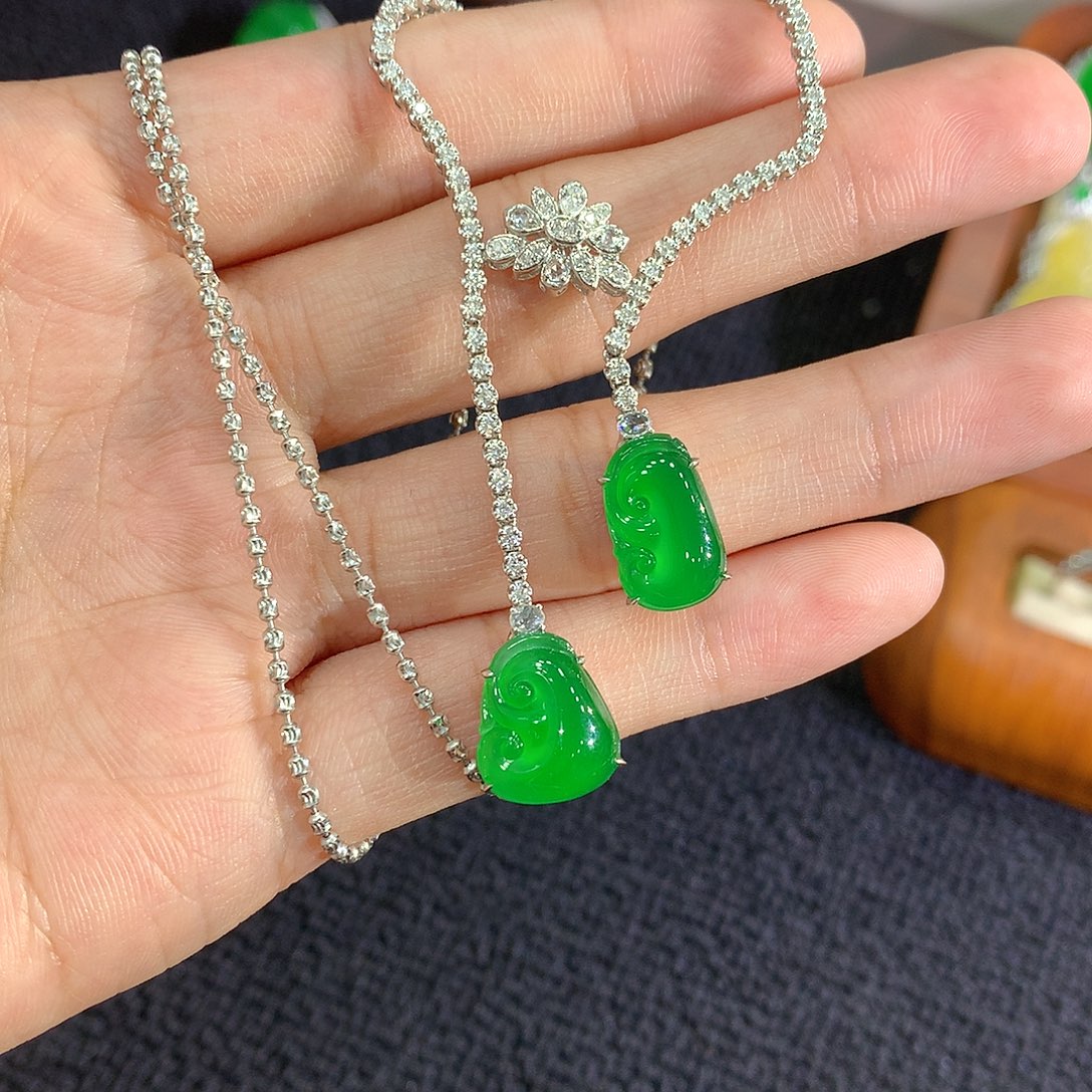 翡翠18K金镶嵌套链如意