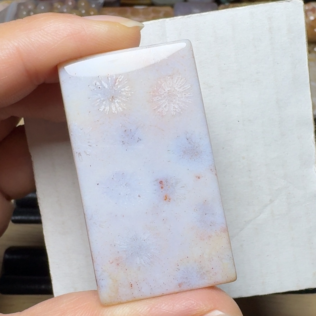 硅化玉奶乎乎的淡彩未镶嵌