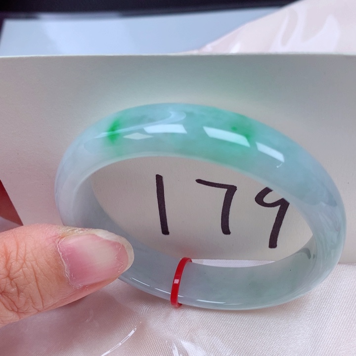 翡翠手镯未镶嵌翡翠