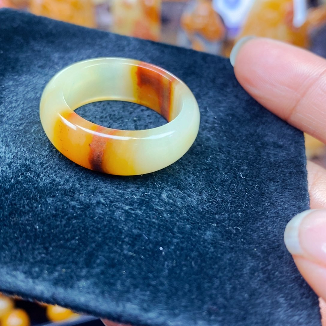 未镶嵌石英质玉（黄龙玉）颈饰