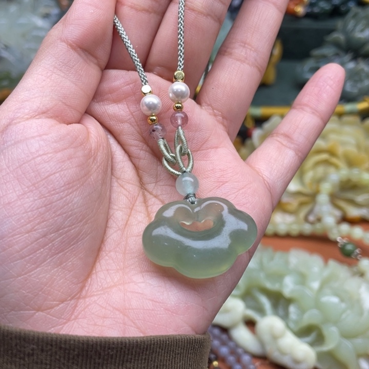 蛇纹石玉吊坠合金