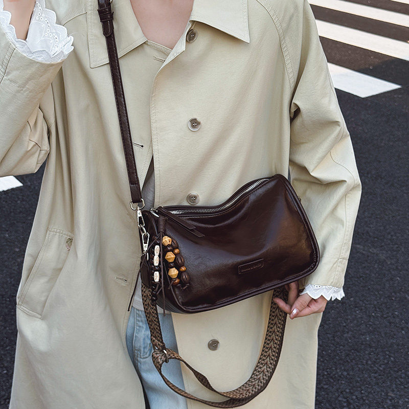 秋冬新款轻奢风PU软皮单肩包女大学生休闲百搭斜挎包网红小包包女