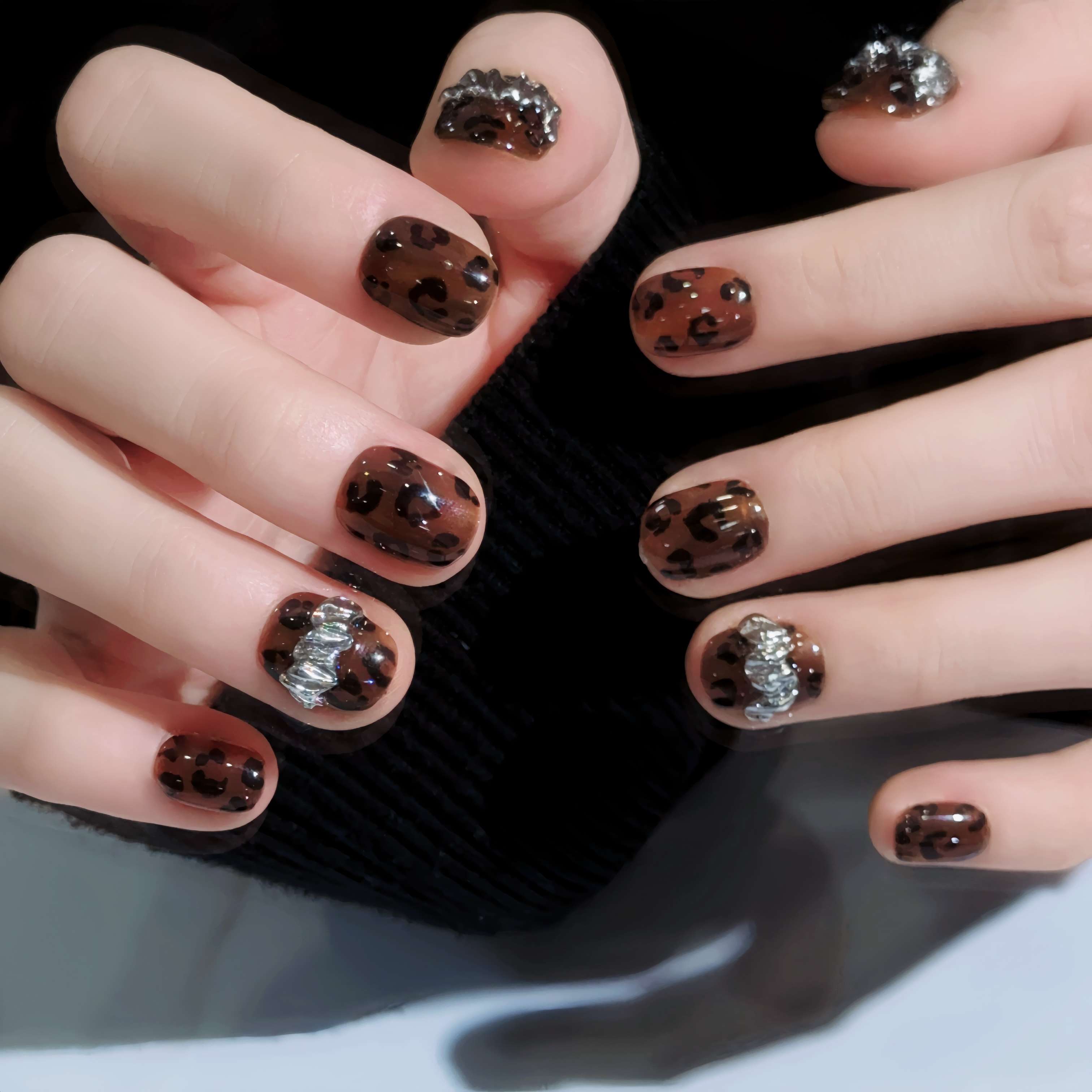 宏飞穿戴甲秋冬新款巧克力摩卡深棕豹纹高级感显白纯手工穿戴甲