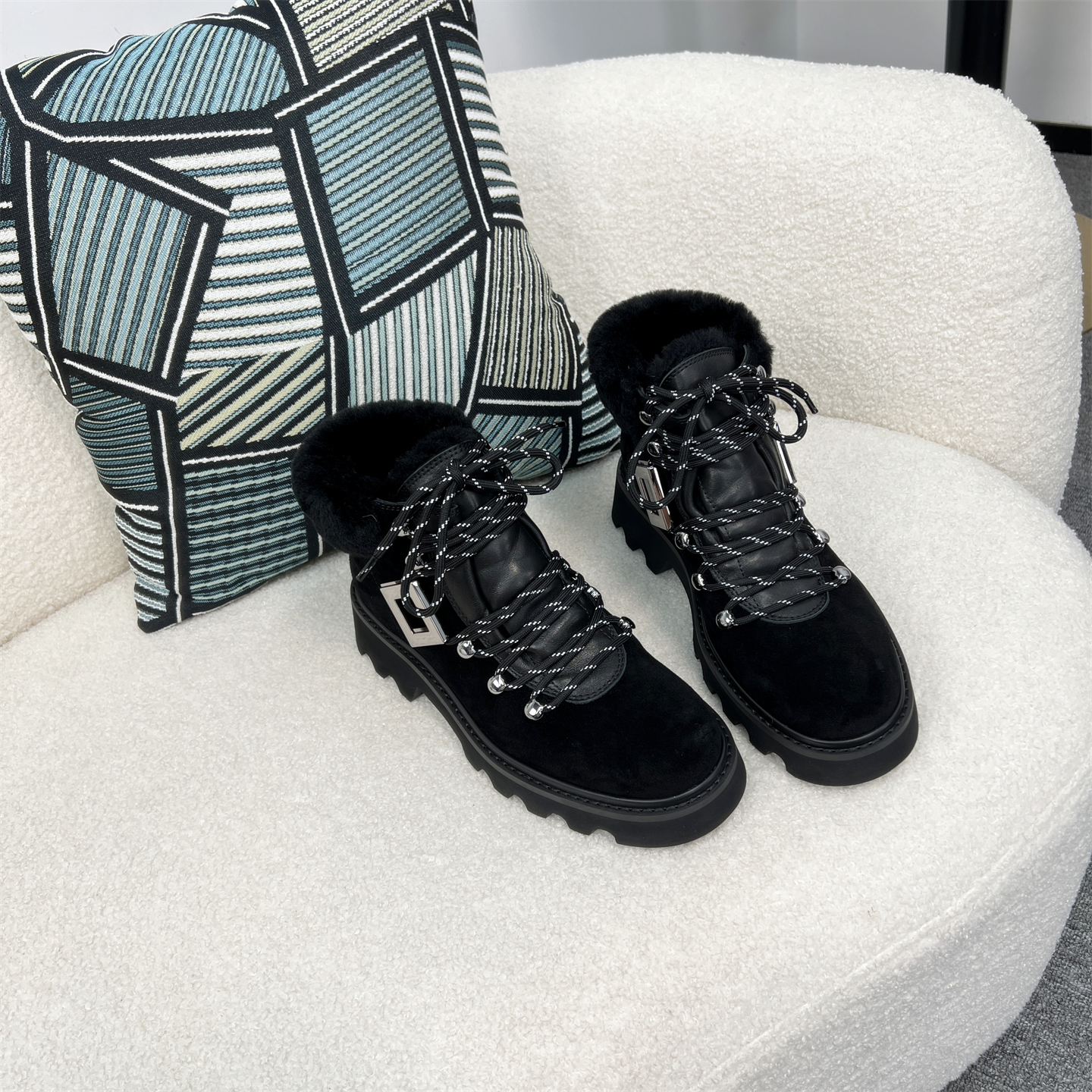 巴黎一站 台湾版！《马丁靴》苣舒适 时髦英伦风皮毛一体马丁靴