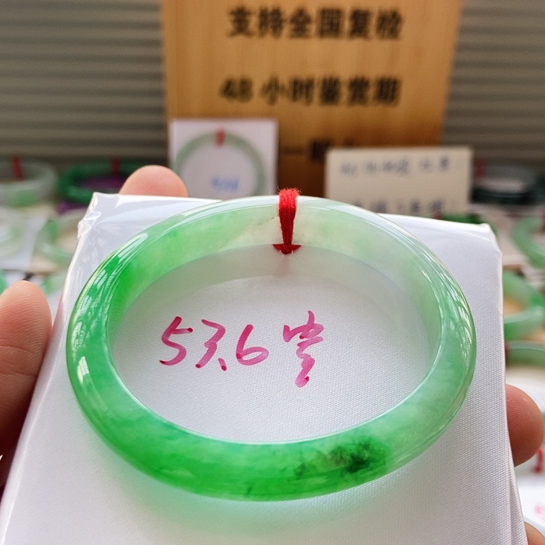 翡翠手镯未镶嵌小*手镯