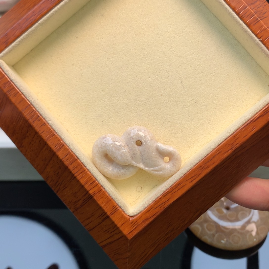 硅化珊瑚（珊瑚玉）颈饰未镶嵌