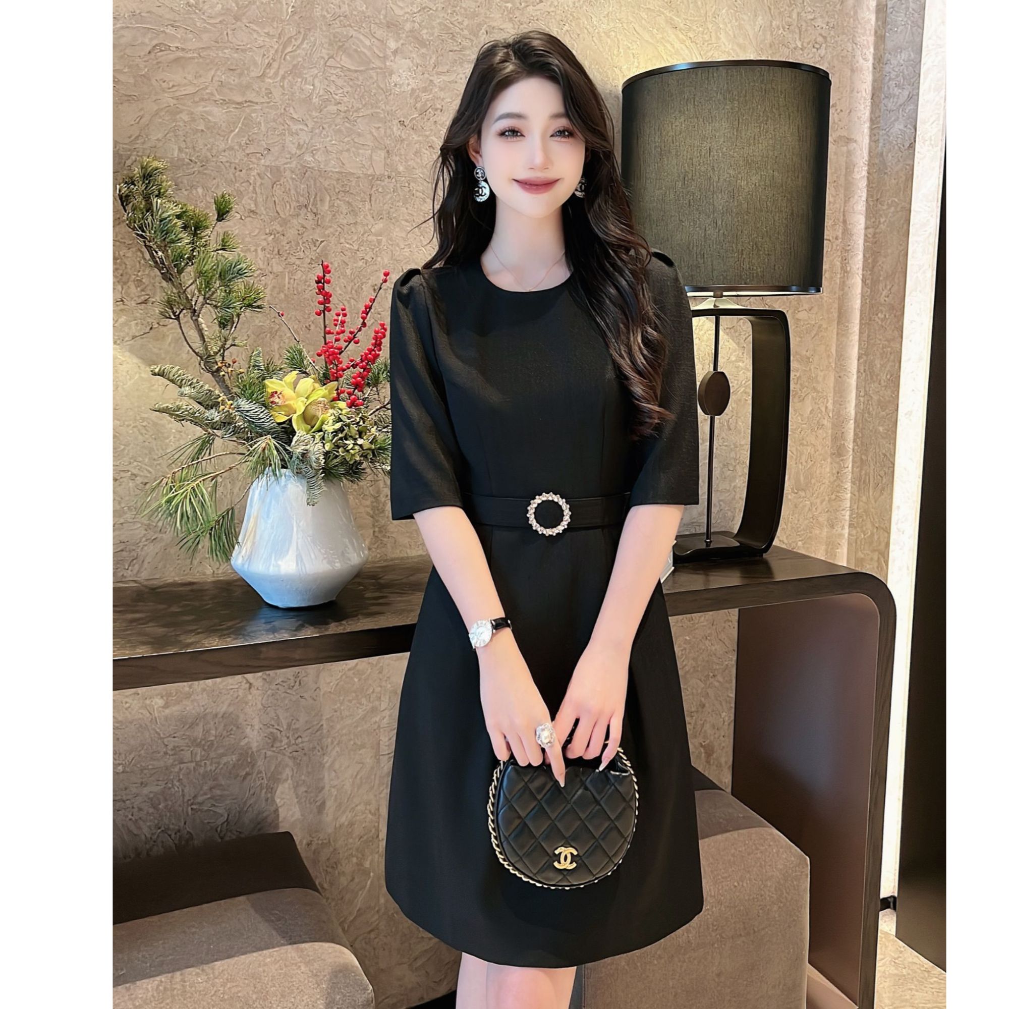 250317高级感气质连衣裙夏季设计感赫本风圆领收腰包臀裙
