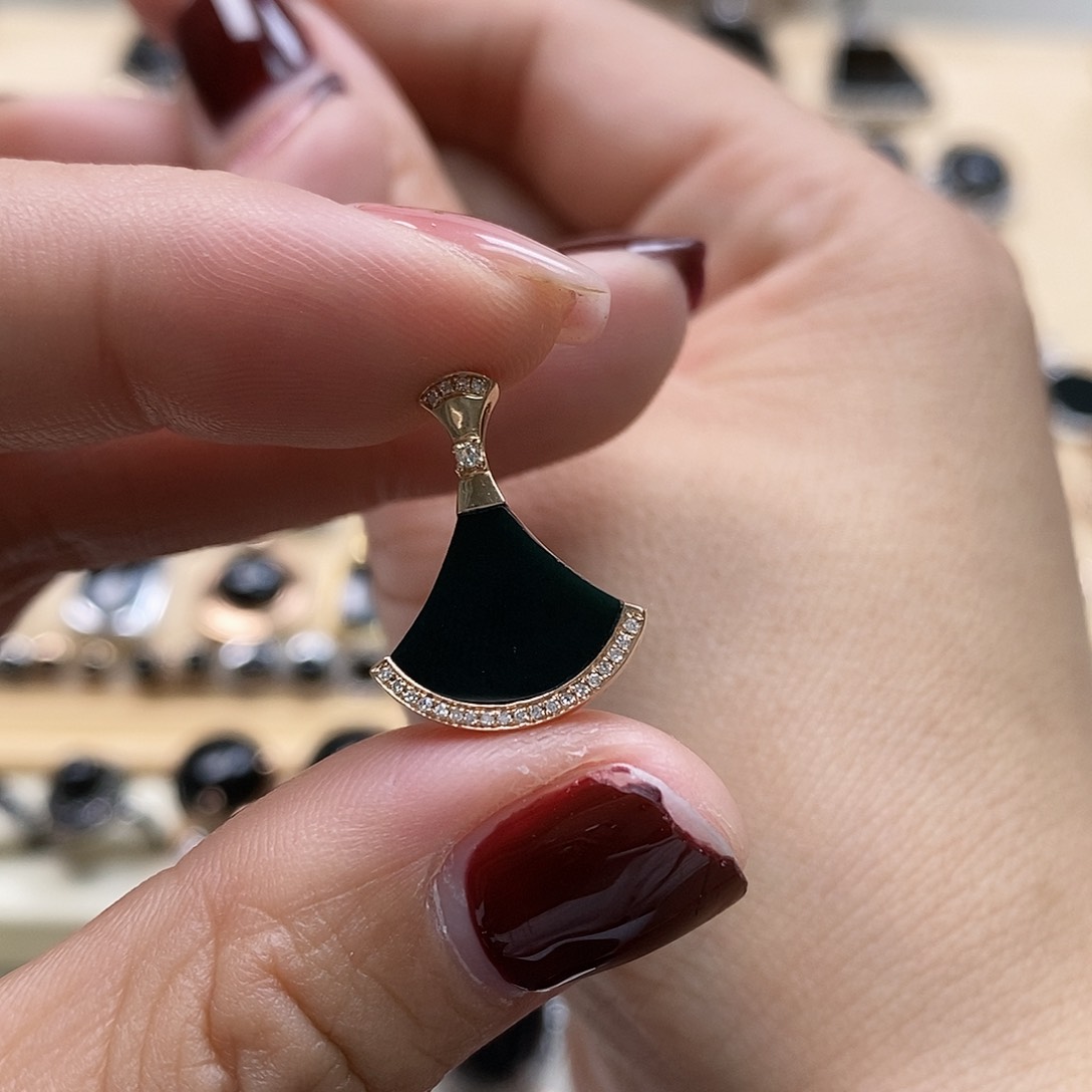 翡翠颈饰18K金镶嵌墨翠