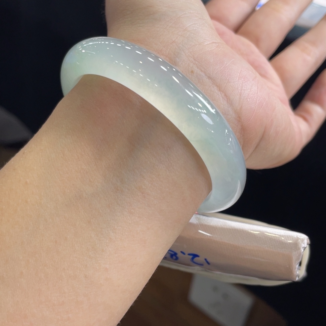 翡翠未镶嵌手镯05号 52.3贵妃冰绿葡萄