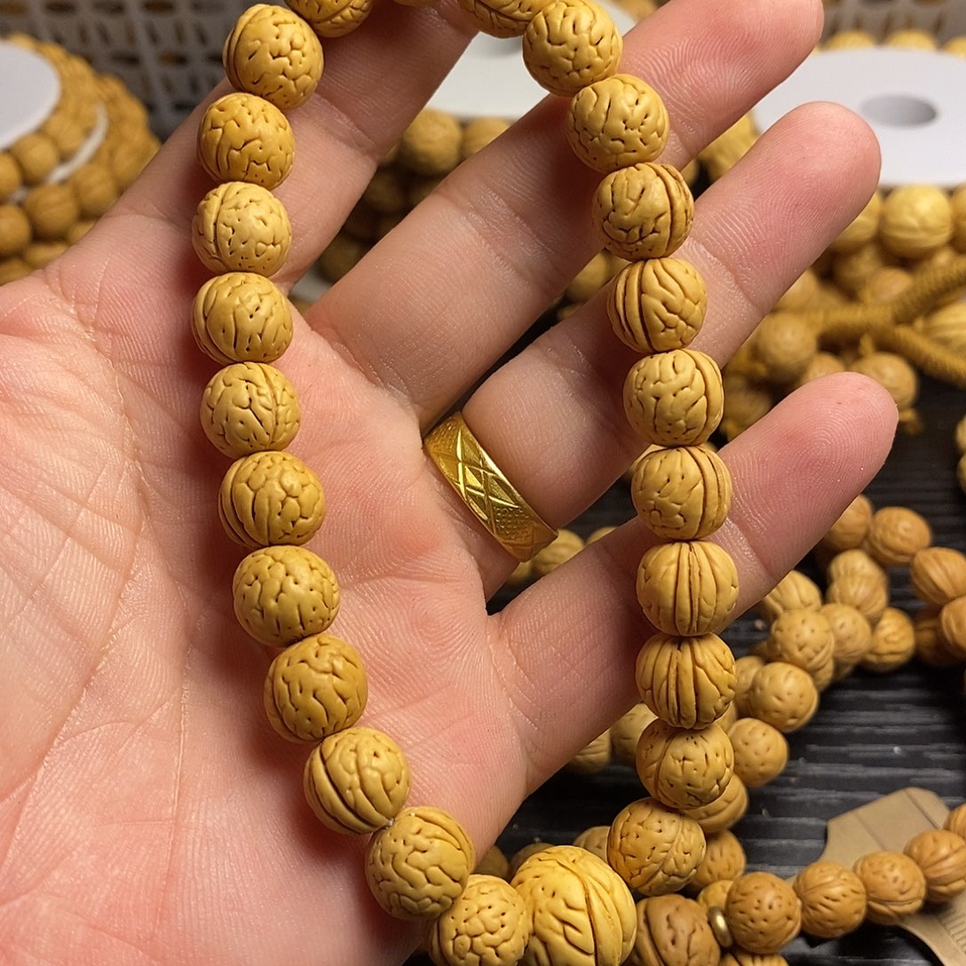 周***山桃核吊坠1.1小肌肉手持