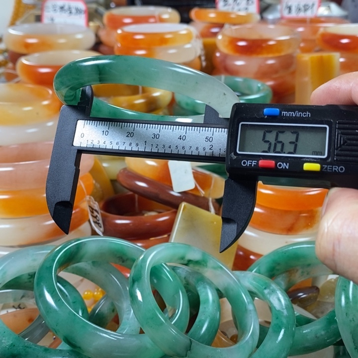 石英质玉（黄龙玉）颈饰合金