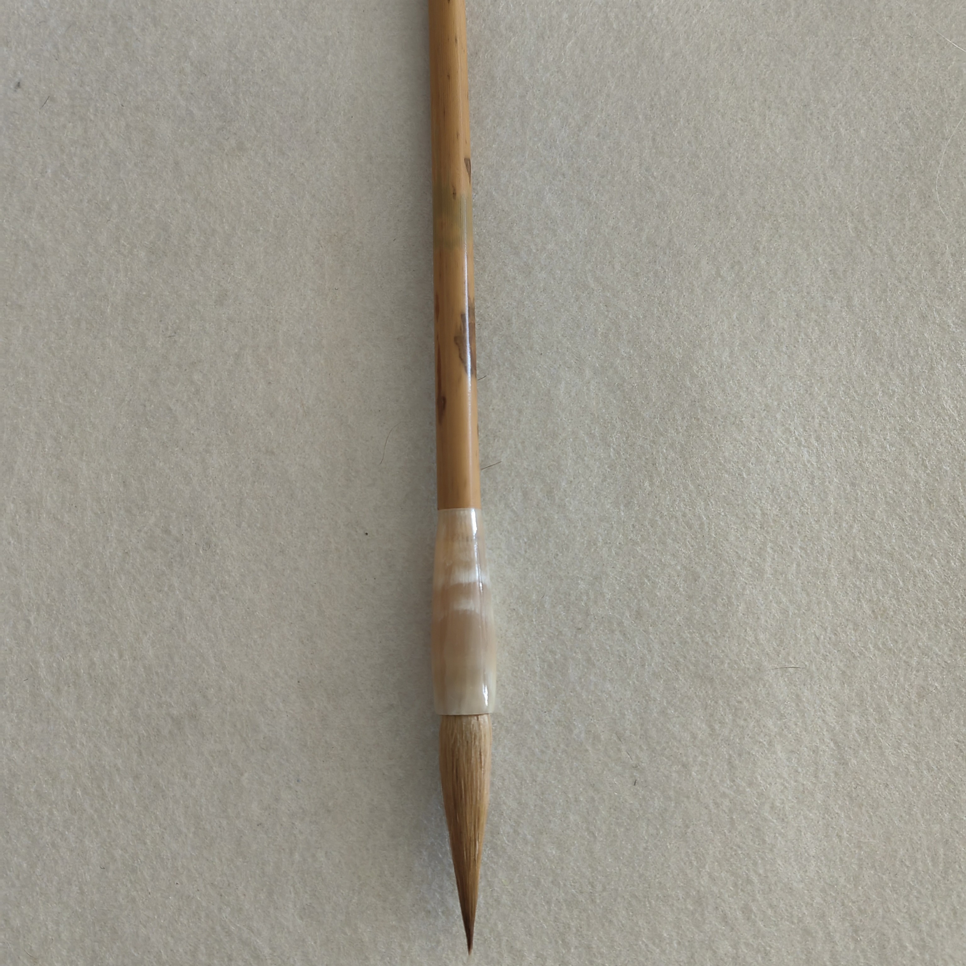 牛角杆纯辽尾毛笔口径1.0CM出峰4.5CM适合中楷正楷行书。