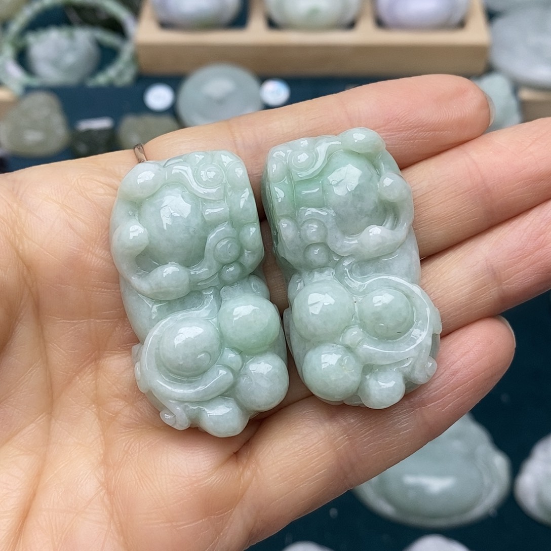 翡翠未镶嵌颈饰貔貅