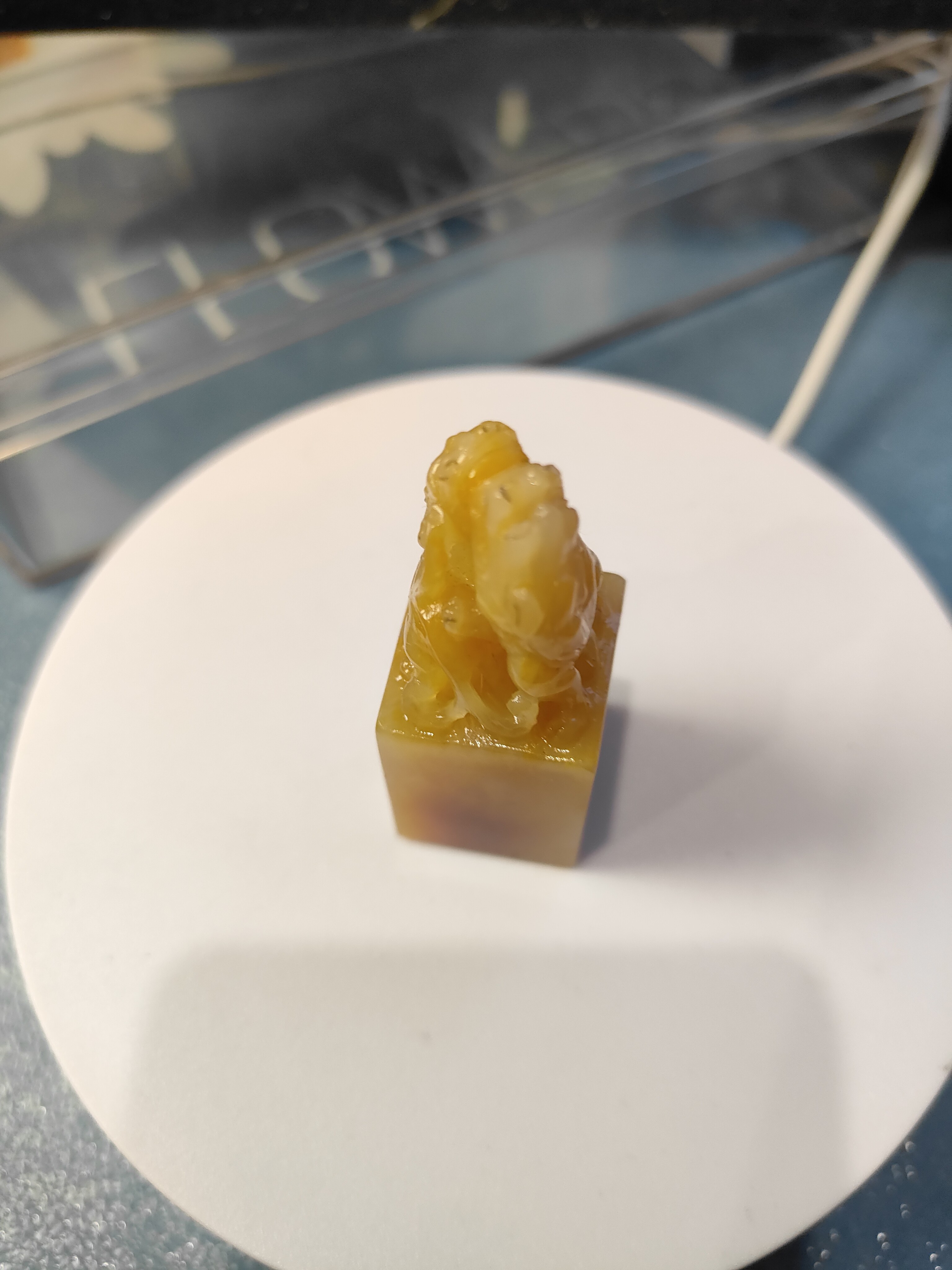 寿山石高品质印章尺寸2.46/2.39/6.3Cm重量63克。